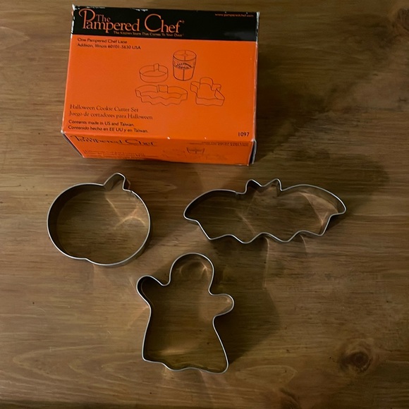 Pampered Chef Halloween Cookie Cutter Set - Picture 1 of 1
